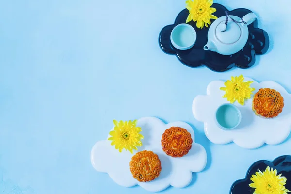 Mooncake, théière bleue, fleurs de chrysanthème jaune avec espace de copie. chinois mi-automne festival nourriture . — Photo