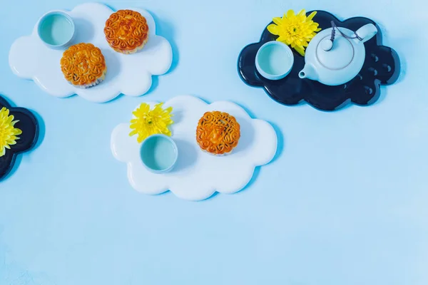 Mooncake, théière bleue, fleurs de chrysanthème jaune sur fond bleu. chinois mi-automne festival nourriture . — Photo