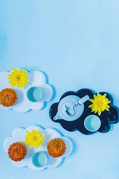 Mooncake, théière bleue, fleurs de chrysanthème jaune avec espace de copie. chinois mi-automne festival nourriture . — Photo