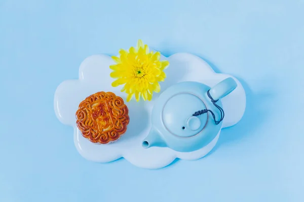 Mooncake, blue teapot, yellow chrysanthemum flowers. Chinese mid-autumn festival food. — Stock Photo, Image