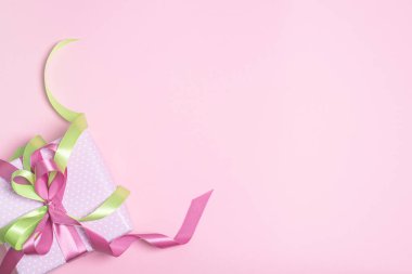 Kurdeleli pembe hediye kutusu. Tatil kavramı.