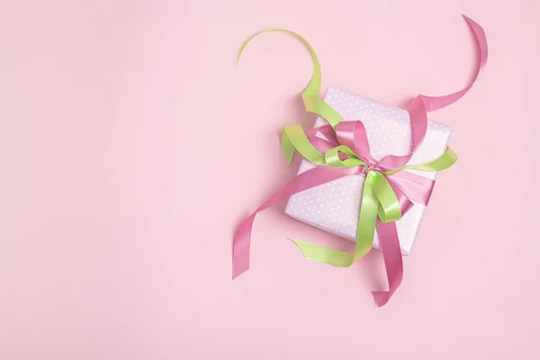 Confezione regalo rosa con nastri. Concetto vacanza . — Foto Stock