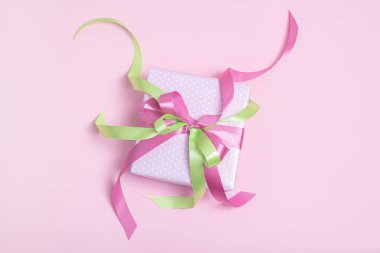 Kurdeleli pembe hediye kutusu. Tatil kavramı.