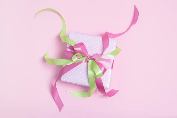 Roze geschenkdoos met linten. Vakantie concept. — Stockfoto