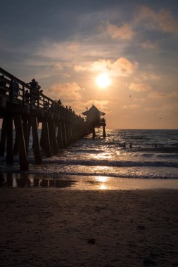 Napoli iskelede güzel gün batımı
