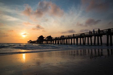 Napoli iskelede güzel gün batımı