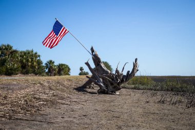 Güzel bir gün Tybee Adası, Ga için başlı üzerinde uçan Amerikan bayrağı 