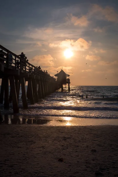 Napoli iskelede güzel gün batımı