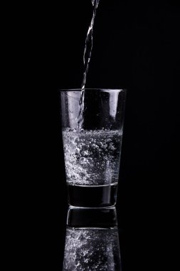 Siyah bir zemin üzerine bir bardak Bubbly içecek
