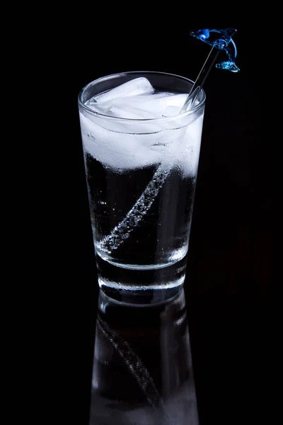 黑色背景玻璃上的起泡饮料 — 图库照片