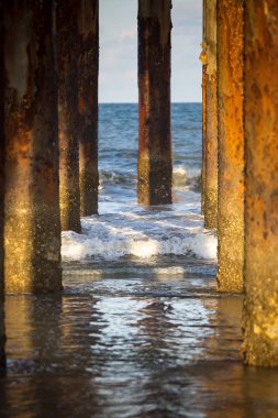 St Augustine iskelenin altındaki dalgaları seyretmekten