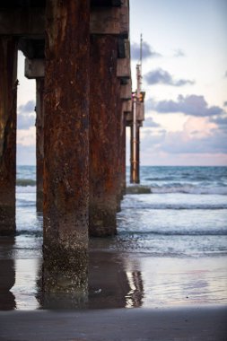 St Augustine iskelenin altındaki dalgaları seyretmekten