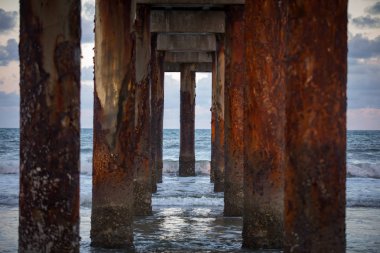 St Augustine iskelenin altındaki dalgaları seyretmekten