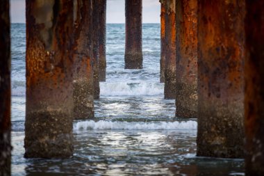 St Augustine iskelenin altındaki dalgaları seyretmekten