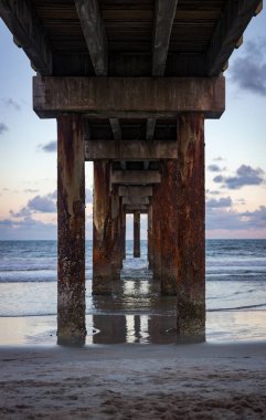 St Augustine iskelenin altındaki dalgaları seyretmekten