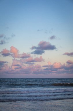 St Augustine kumsalda gün batımını izlemek