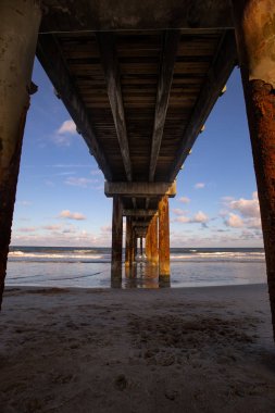 St Augustine iskelenin altındaki dalgaları seyretmekten