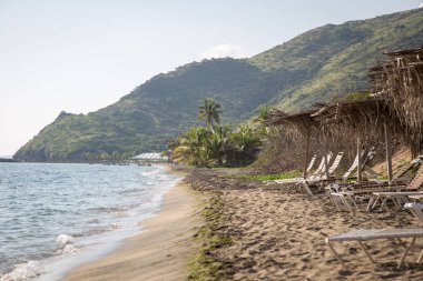St. Kitts bir yerel beach barda sayısı zevk