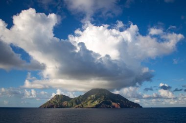 Saba Adası bizim cruise gemi olarak bir görünümünü geçer