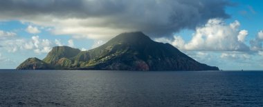 Saba Adası bizim cruise gemi olarak bir görünümünü geçer