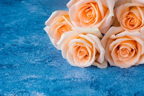 Ένα Μπουκέτο Από Όμορφα Μεγάλα Ροδακινί Χρώμα Ανθισμένα Τριαντάφυλλα Φόντο — Φωτογραφία Αρχείου