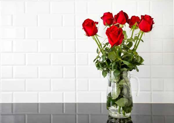 Schöne Rote Rosen Einem Glaskrug Auf Schwarzem Granit Küchentheke Und — Stockfoto