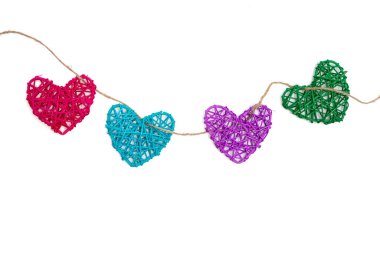 Bir dizide dört kalp şeklinde rattan, beyaz arkaplanda izole, düz, tam yukarıda, boşluğu kopyala