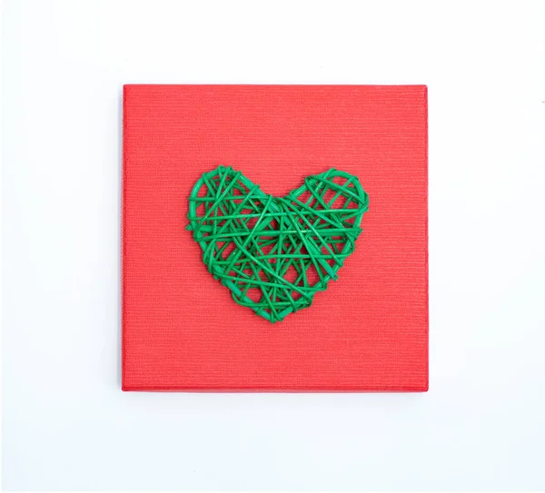 Ratán Verde Forma Corazón Una Caja Roja Aislado Sobre Fondo — Foto de Stock