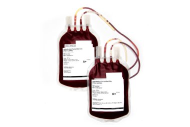 Taze kan torbaları ya da beyaz arka planda izole edilmiş kırmızı hücreler. Kan nakli..  