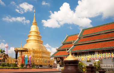 Wat Phra 'da altın bir pagoda. Hariphunchai, Lumphun Eyaleti, Tayland' da. Ekim 2019 'daki son restorasyondan sonra..
