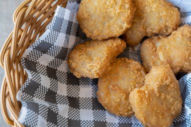 Hasır kovada tavuk nugget servisinin yakın çekimi..