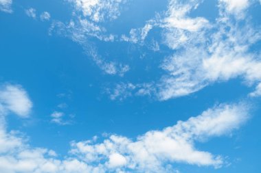 Kabarık beyaz bulutlu mavi gökyüzü.