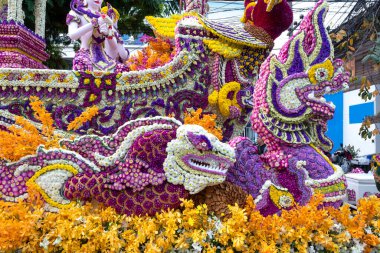 Tayland 'ın Chiang Mai şehrinde düzenlenen geleneksel çiçek festivalinde melekler ve efsanevi hayvanları resmeden renkli bir çiçek şamandırası..
