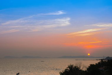 Parlak turkuaz turkuaz deniz manzarası ve Tayland 'ın doğusundaki en güzel sahil şeridinin mavi gökyüzü..  