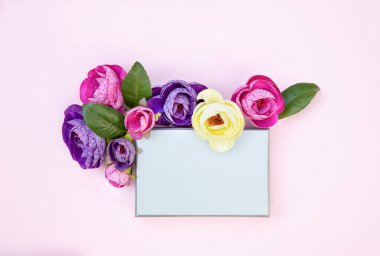 Davetiye modelleme şablonu, çiçekli gümüş renkli doğum günü kartı, fotokopi alanı olan düz tasarım..