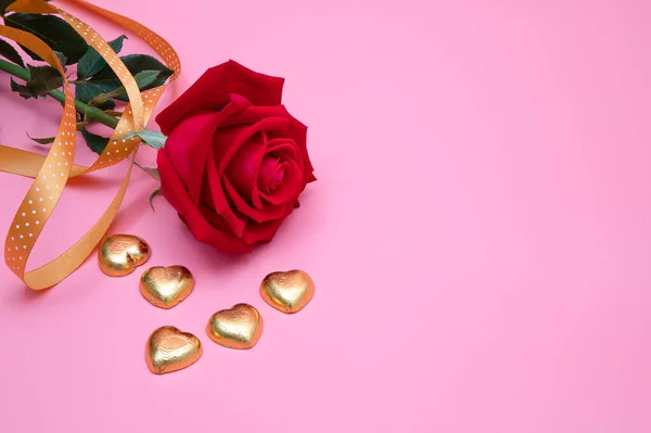 Closeup Red Rose Golden Chocolate Candy Hearts Golden Ribbon Pink — Stock Photo, Image