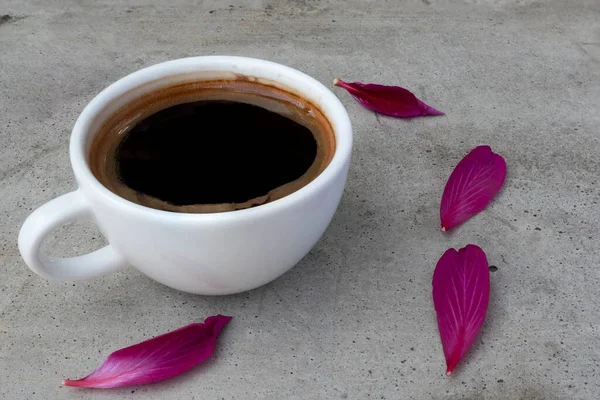 Egy Fehér Kerámia Csésze Kávé Egy Szürke Beton Asztalon Ibolyaszín — Stock Fotó