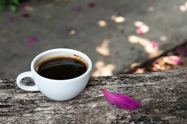 Egy Csésze Reggeli Kávé Egy Barna Rönkön Bokeh Fényekkel Háttérben — Stock Fotó