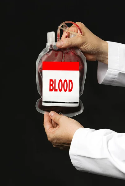 Muž Bílém Plášti Držící Krevní Transfuzní Vak Izolováno Tmavém Pozadí — Stock fotografie