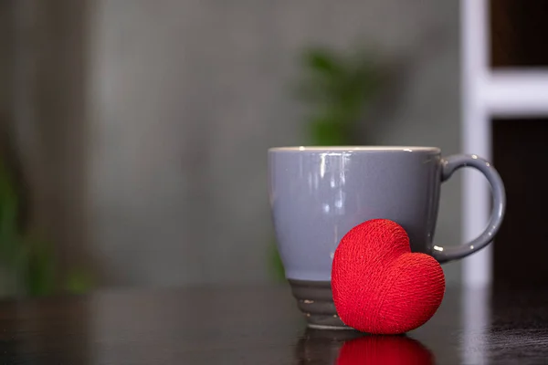 Egy Szürke Kávésbögre Egy Vörös Zsinórból Készült Szív — Stock Fotó