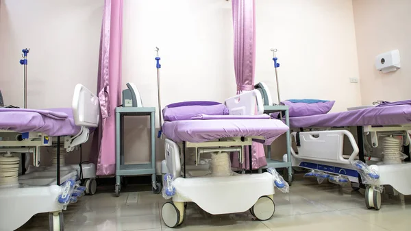 Νοσοκομειακά Κρεβάτια Στο Δωμάτιο Θεραπείας — Φωτογραφία Αρχείου