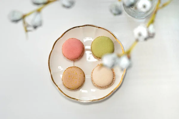 Assortiments Macarons Colorés Sur Une Assiette Blanche Vue Dessus — Photo