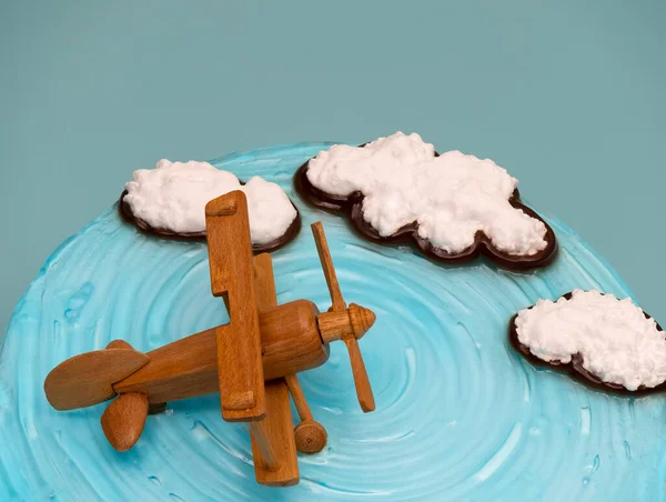 Schichtiger Kuchen Dekoriert Mit Holz Modellflugzeug Weißen Wolken Und Blauem — Stockfoto