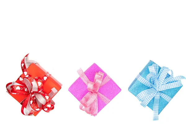 漂亮的红色 粉色和蓝色礼品盒 有精美的彩色缎带 白色背景隔离 圣诞节 情人节 周年纪念日礼物 — 图库照片