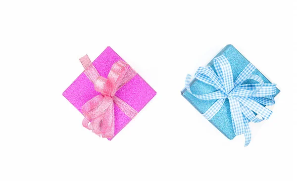 Όμορφα Ροζ Και Μπλε Κουτιά Δώρου Λεπτές Κορδέλες Απομονωμένα Λευκό — Φωτογραφία Αρχείου