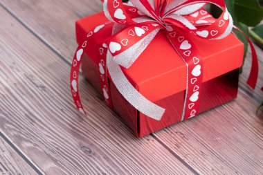 Beyaz arka planda izole edilmiş kırmızı ve beyaz kurdeleli güzel bir hediye kutusu. Tatil, Noel, Yeni Yıl, Sevgililer Günü, Doğum Günü, Yıldönümü.