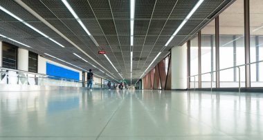 Modern Asya havaalanı terminali. Varış ve geçiş koridoru.