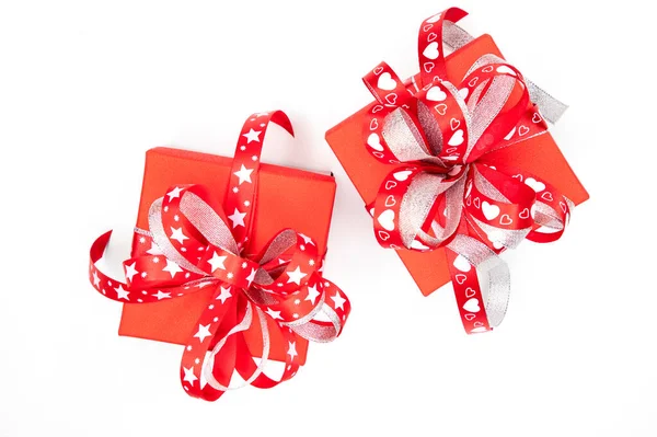 Mooie Rode Geschenkdozen Met Rode Witte Linten Geïsoleerd Witte Achtergrond — Stockfoto