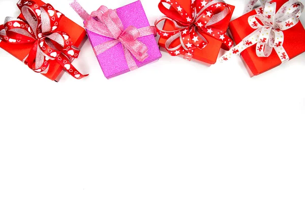 Row Beautiful Red Pink Gift Boxes Beautiful Ribbons Isolated White — Stock Photo, Image