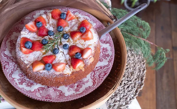 Erdbeere Blaubeere Mandelkuchen Auf Einem Schönen Weißen Und Rosa Porzellanteller — Stockfoto